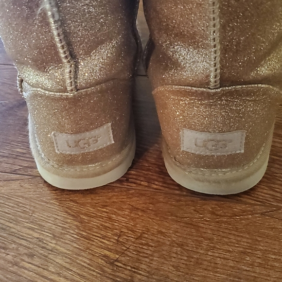 EUC Girls Ugg Boots - Picture 2 of 4